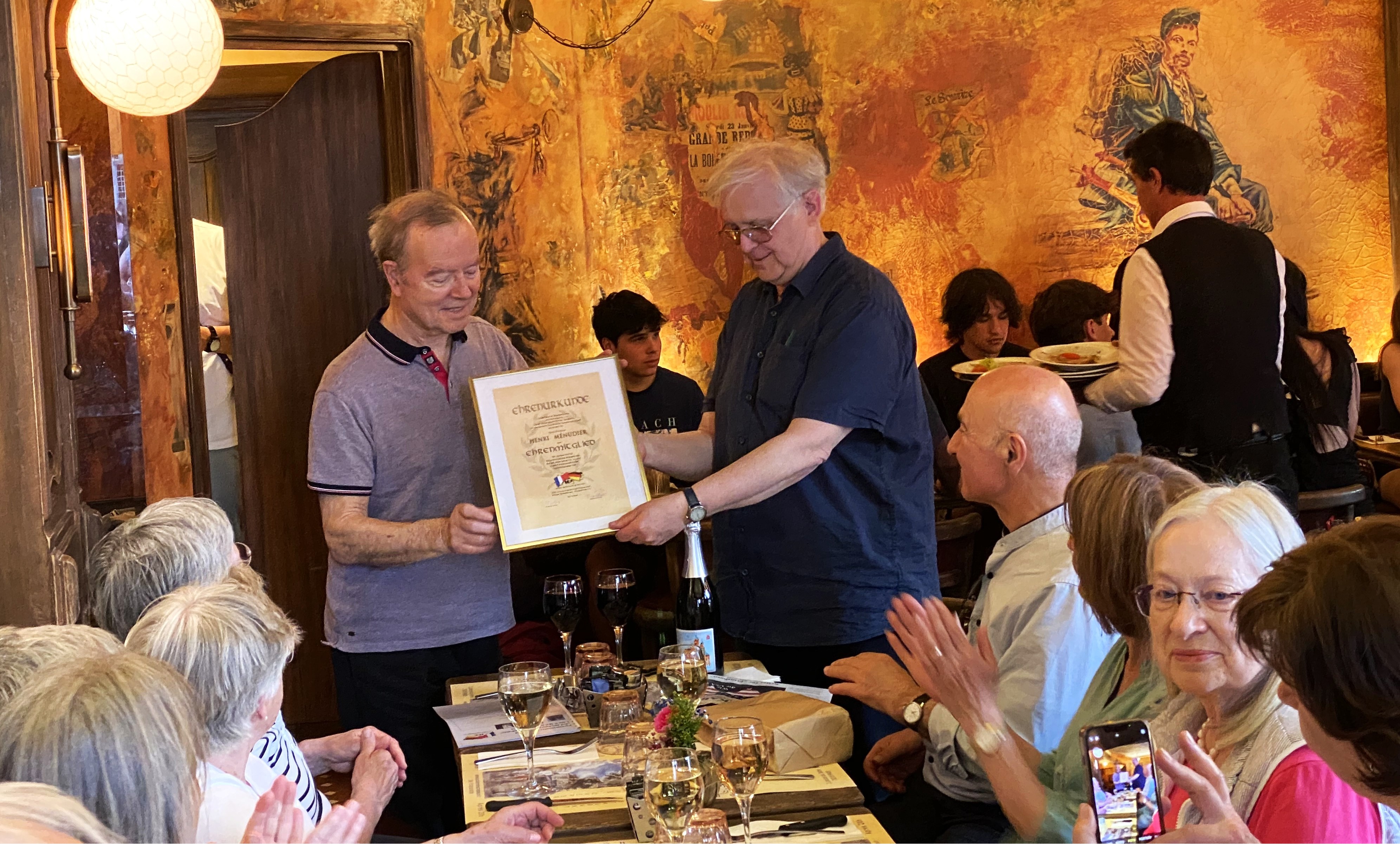 Im Rahmen der Kulturreise "Auf den Spuren der Kathedralen" überreichte Erwin Hund namens der IGP Partnerschaft in Paris Prof. Henri Ménudier die Urkunde zur Ehrenmitgliedschaft